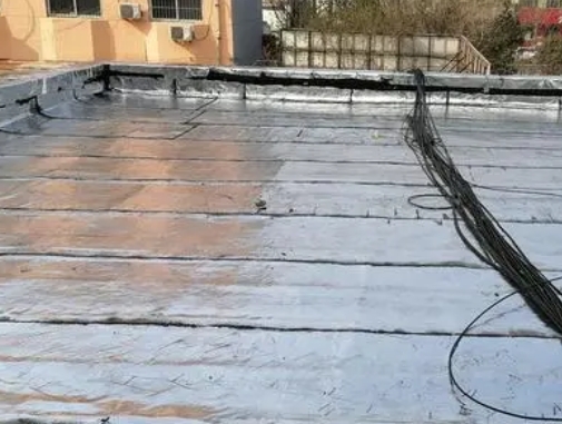 固始卫生间漏水维修公司分享下固始屋面楼顶防水刚性防水层施工要点。